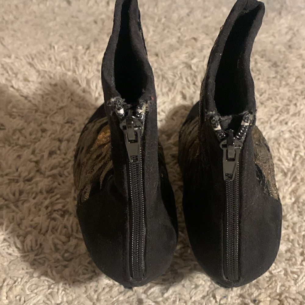 Joan Boyce EUC black/gold sequin suede like ankle boots Size 9.5 - Picture 4 of 7
